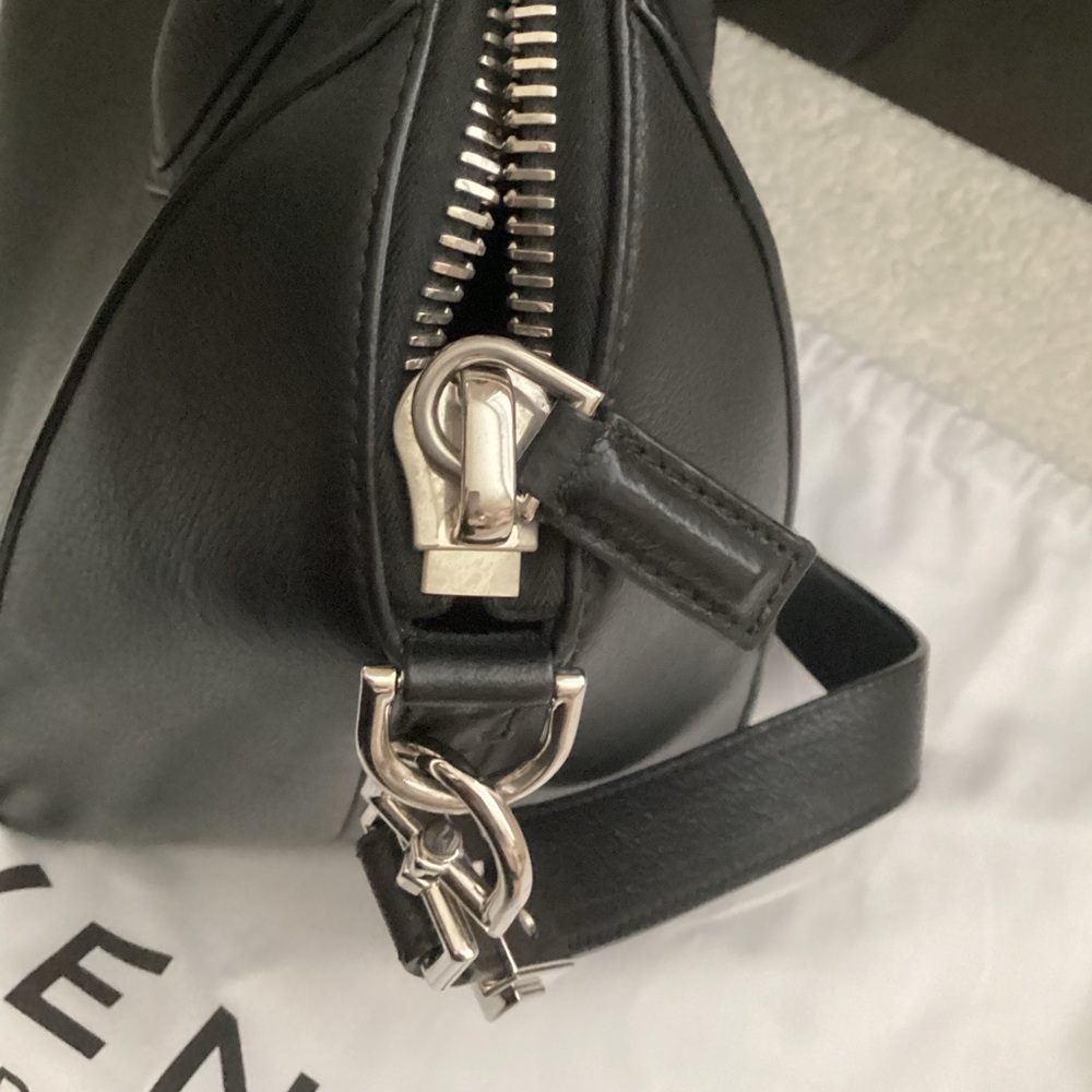 Givenchy
Antigona Medium Top Handle Bag in Grained Leather - Picture 7 of 15